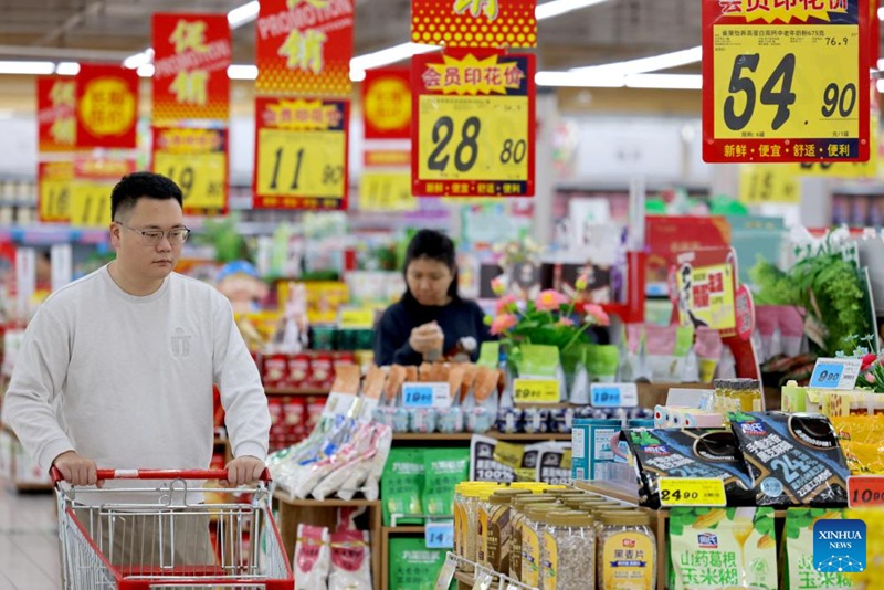 Wateja wakinunua bidhaa kwenye supamaketi mjini Zaozhuang, Mkoani Shandong, mashariki mwa China, Oktoba 15, 2025. (Picha na Sun Zhongzhe/Xinhua)