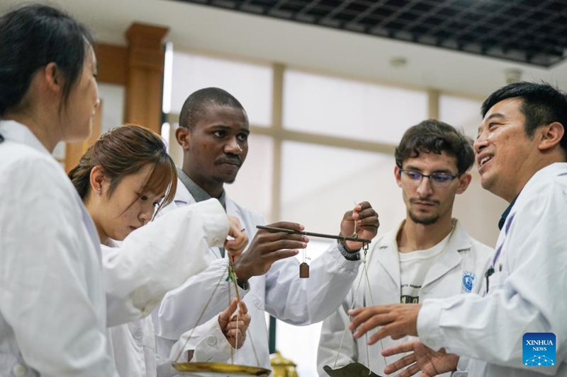 Wanafunzi wa Kimataifa wajifunza matibabu ya jadi ya China mkoani Anhui, China