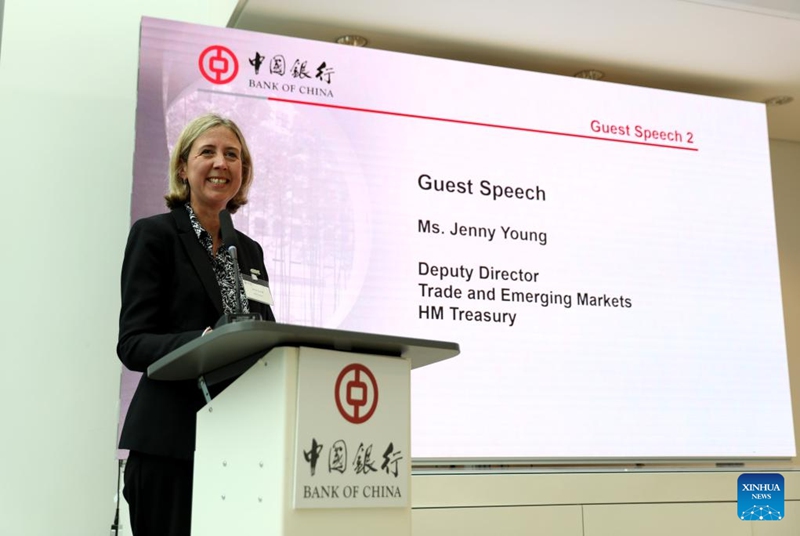 Jenny Young, naibu mkurugenzi wa biashara na masoko yanayoibukia katika Wizara ya Fedha ya Uingereza, akitoa hotuba kwenye shughuli maalum iliyoandaliwa na Benki Kuu ya China mjini London, Uingereza, Oktoba 20, 2025. (Xinhua/Li Ying)
