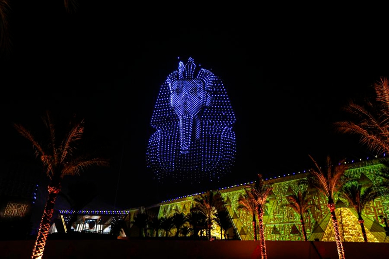 Picha hii iliyopigwa Novemba 1, 2025 ikionyesha onyesho la droni na mwanga kwenye hafla ya kufunguliwa kwa Jumba kuu la Makumbusho la Misri (GEM) huko Giza, Misri. (Xinhua/Ahmed Gomaa)