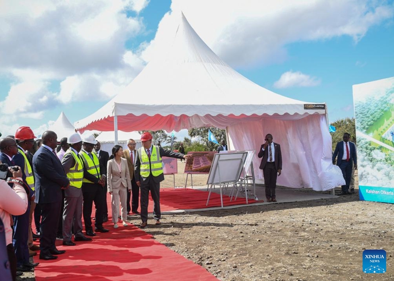Picha iliyopigwa Novemba 3, 2025 ikionyesha hafla ya kuweka jiwe la msingi la mradi wa kiwanda cha mbolea za kijani unaofadhiliwa na kampuni ya China iliyofanyika katika Kaunti ya Nakuru, Kenya. (Xinhua/Li Yahui)