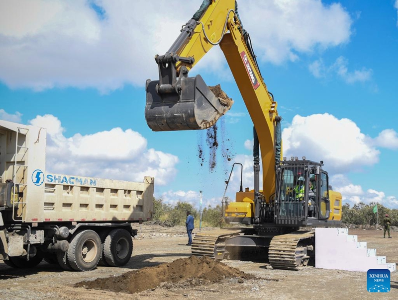 Picha iliyopigwa Novemba 3, 2025 ikionyesha hafla ya kuweka jiwe la msingi la mradi wa kiwanda cha mbolea za kijani unaofadhiliwa na kampuni ya China iliyofanyika katika Kaunti ya Nakuru, Kenya. (Xinhua/Li Yahui)