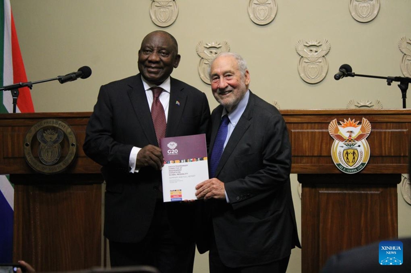 Rais wa Afrika Kusini Cyril Ramaphosa (kushoto) akipokea Ripoti ya Kamati Maalum ya G20 juu ya Hali isiyo na Usawa Duniani kutoka kwa Mshindi wa Tuzo ya Nobel Joseph Stiglitz kwenye hafla iliyofanyika Cape Town, Afrika Kusini, Novemba 4, 2025. (Picha na Shakirah Thebus/Xinhua)