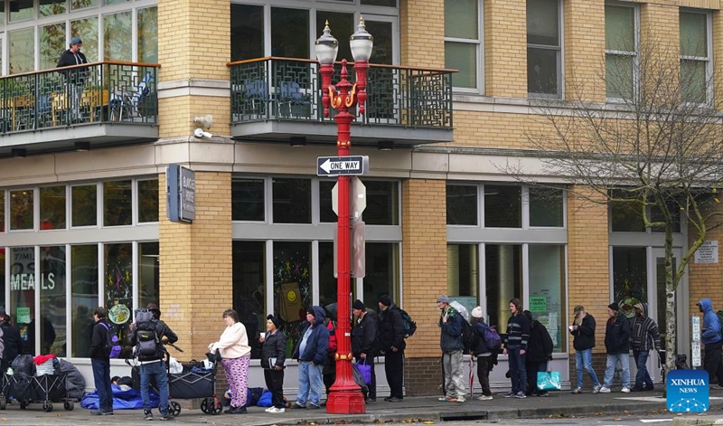 Watu wanaonekana wakisubiri kupokea chakula cha bila malipo mtaani mjini Portland, Oregon, Marekani, Novemba 4, 2025. (Xinhua/Wu Xiaoling)