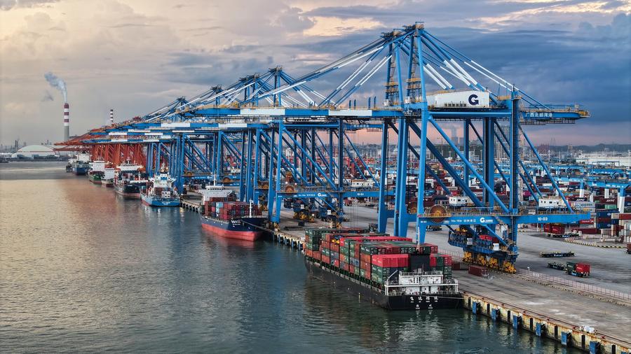 Picha iliyopigwa Septemba 16, 2025 ikionyesha mandhari ya Bandari ya Qinzhou katika Mji wa Qinzhou, Mkoa Unaojiendesha wa Kabila la Wazhuang wa Guangxi, kusini mwa China. (Xinhua/Zhang Ailin)