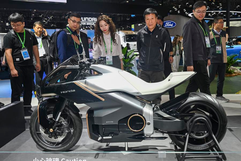 Teknolojia za hali ya juu zavutia watembeleaji kwenye Maonyesho ya 8 ya CIIE