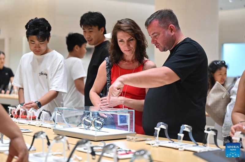 Wateja wafanya manunuzi kwenye jengo la maduka mengi yasiyotozwa ushuru mjini Sanya, Mkoa wa Hainan, China