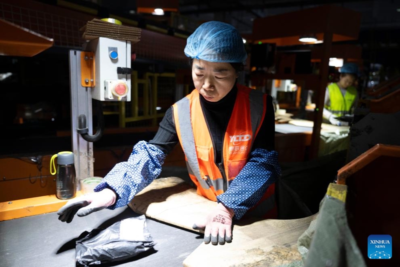 Shirika la Posta la China lajitahidi kuhakikisha uwasilishaji wa vifurushi vya gulio la mtandaoni la Siku ya 