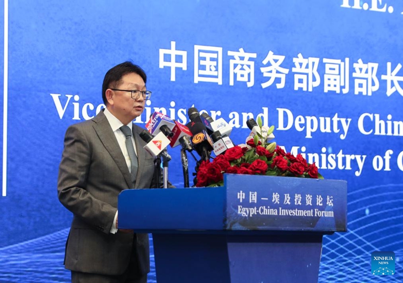 Ling Ji, naibu waziri wa biashara na naibu mwakilishi wa biashara ya kimataifa wa China, akitoa hotuba kwenye Jukwaa la kwanza la Uwekezaji kati ya China na Misri mjini Cairo, Misri, Novemba 9, 2025. (Xinhua/Sui Xiankai)