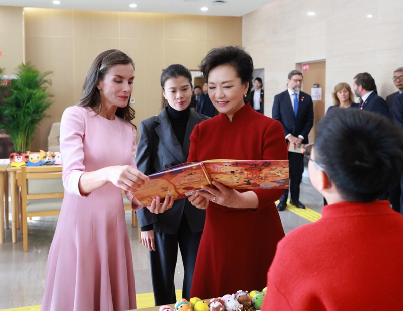 Peng Liyuan, Mke wa Rais wa China Xi Jinping, na Malkia Letizia wa Hispania wakifahamishwa kuhusu shughuli za kusomea kwa watoto wenye ulemavu katika eneo la kusomea lisilo la faida la Kituo cha Kielelezo cha kuwahudumia Watu Wenye Ulemavu cha Beijing mjini Beijing, mji mkuu wa China, Novemba 12, 2025. (Xinhua/Ding Lin)