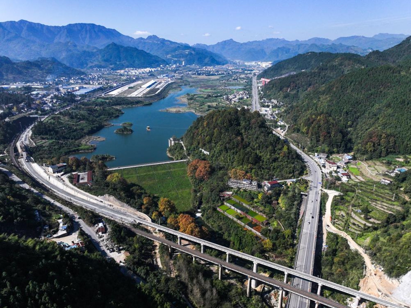 Picha ikionyesha eneo la ujenzi wa daraja (juu) kwenye mradi wa kurefusha reli kwa upande wa kusini wa Reli ya Weng'an-Machangping katika Mkoa wa Guizhou, kusini-magharibi mwa China, Novemba 16, 2025. (Xinhua/Yang Wenbin)