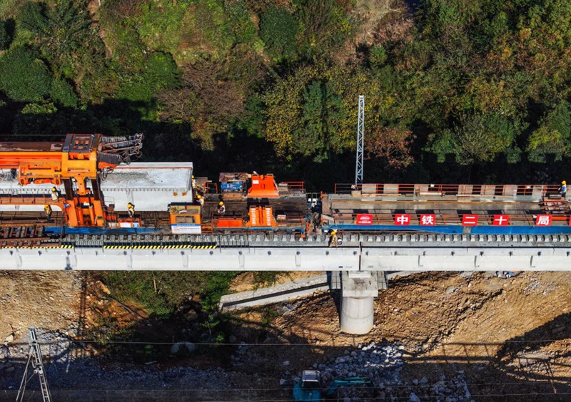 Kazi ya Kutandika reli ya mradi wa kurefusha Reli ya Weng'an-Machangping yakamilika katika Mkoa wa Guizhou, China