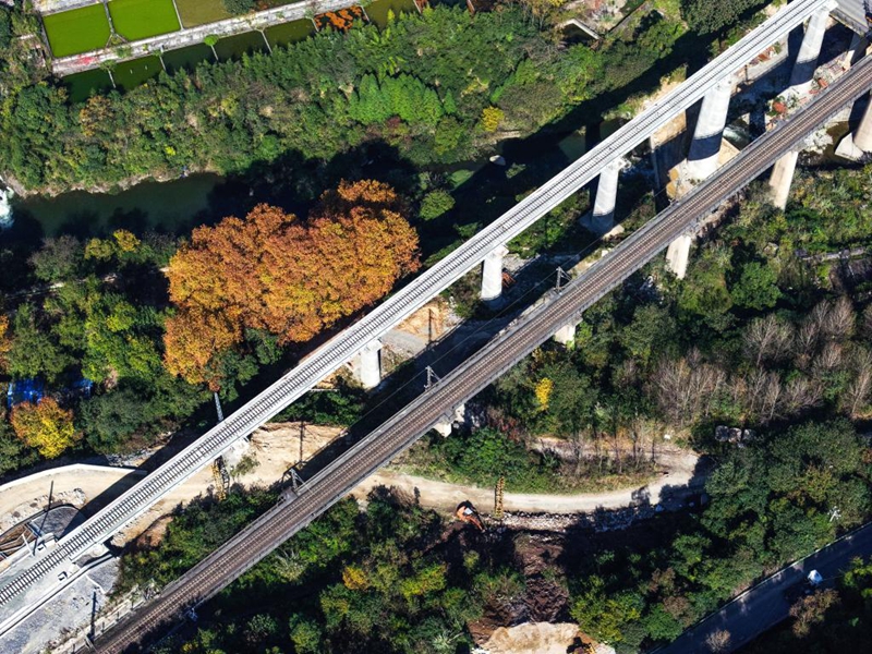 Kazi ya Kutandika reli ya mradi wa kurefusha Reli ya Weng'an-Machangping yakamilika katika Mkoa wa Guizhou, China