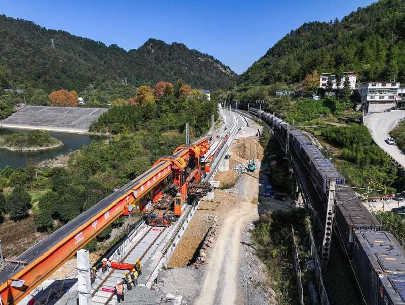 Kazi ya Kutandika reli ya mradi wa kurefusha Reli ya Weng'an-Machangping yakamilika katika Mkoa wa Guizhou, China