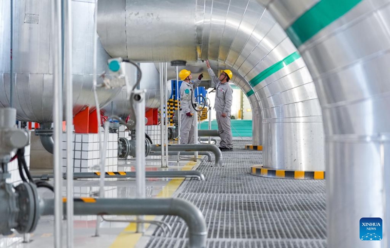 Wafanyakazi wakikagua zana na vifaa vya mfumo wa kuleta joto kwenye kampuni ya mfumo wa kuleta joto katika Mji wa Yinchuan, Mkoa Unaojiendesha wa Kabila la Wahui wa Ningxia, kaskazini magharibi mwa China, Novemba 18, 2025. (Xinhua/Yang Zhisen) 