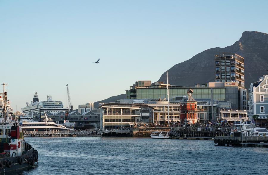 Picha hii iliyopigwa Oktoba 20, 2025, ikionyesha mandhari ya Ufukwe wa V&A mjini Cape Town, Afrika Kusini. (Xinhua/Han Xu)