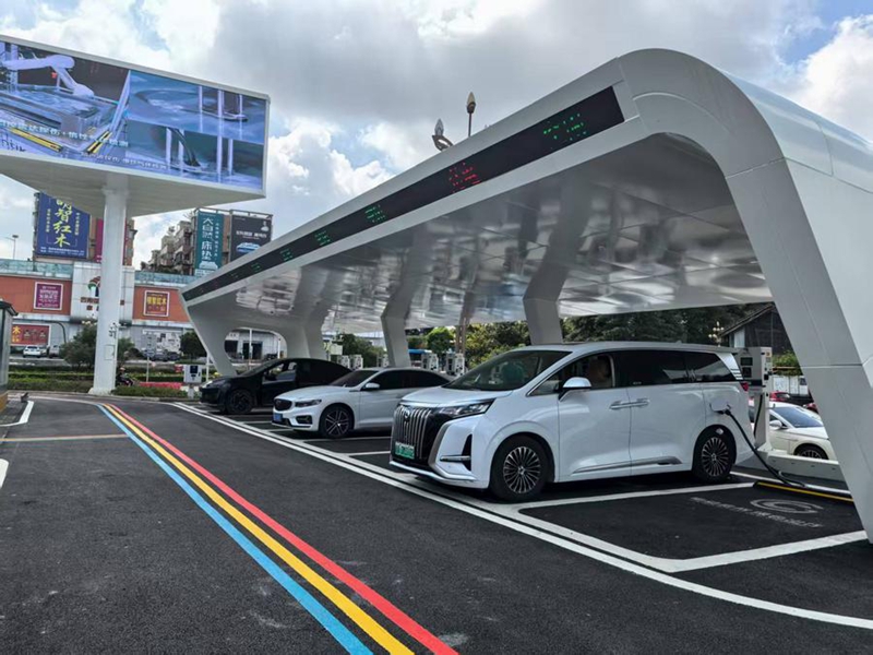 Magari yanayotumia umeme yakiwa yanachajiwa kwenye kituo cha Bustani ya Quanhu cha kuchaji kwa haraka sana majimaji yanayopozwa mjini Guiyang, Mkoa wa Guizhou, kusini magharibi mwa China, Juni 13, 2025. (Xinhua)