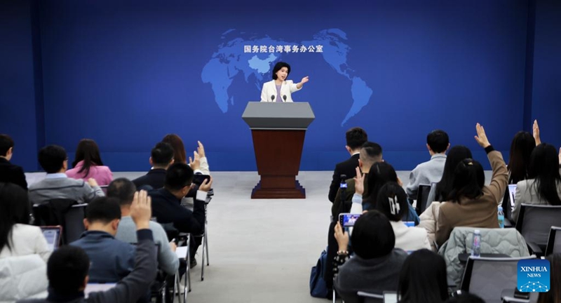 Zhu Fenglian, Msemaji wa Ofisi ya Masuala ya Taiwan ya Baraza la Serikali la China, akionyesha ishara kwenye mkutano na waandishi wa habari mjini Beijing, China, Novemba 19, 2025. (Xinhua/Pan Xu)