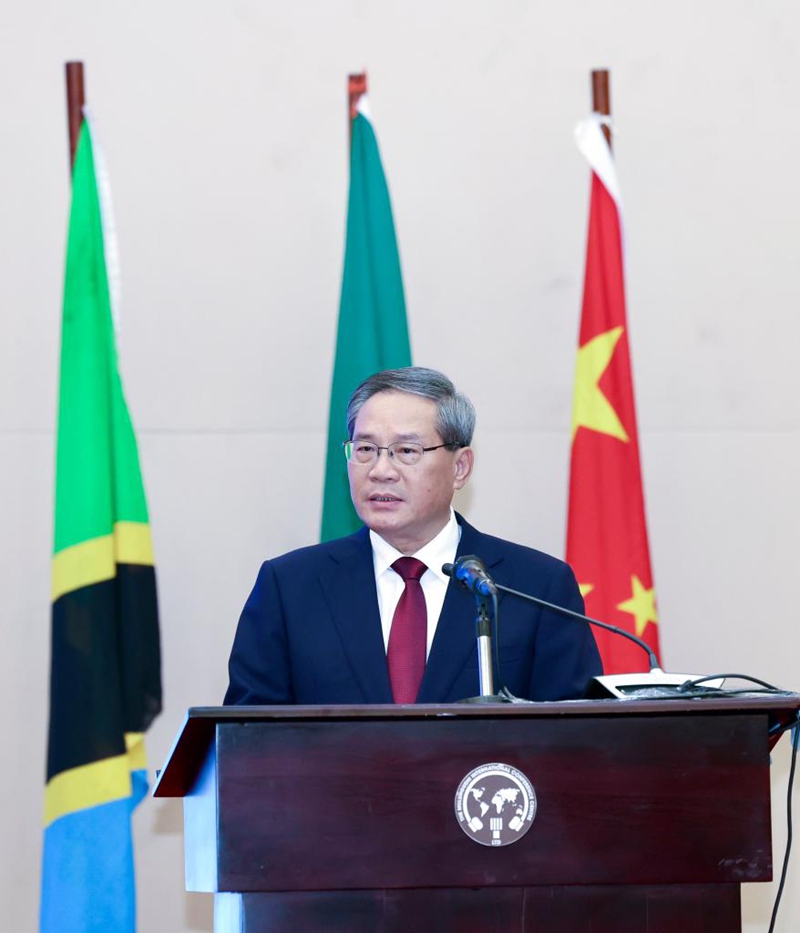 Waziri Mkuu wa China Li Qiang akizungumza kwenye hafla ya kuweka jiwe la msingi la mradi wa kufufua Reli ya Tanzania na Zambia (TAZARA) mjini Lusaka, Zambia, Novemba 20, 2025. (Xinhua/Yao Dawei)