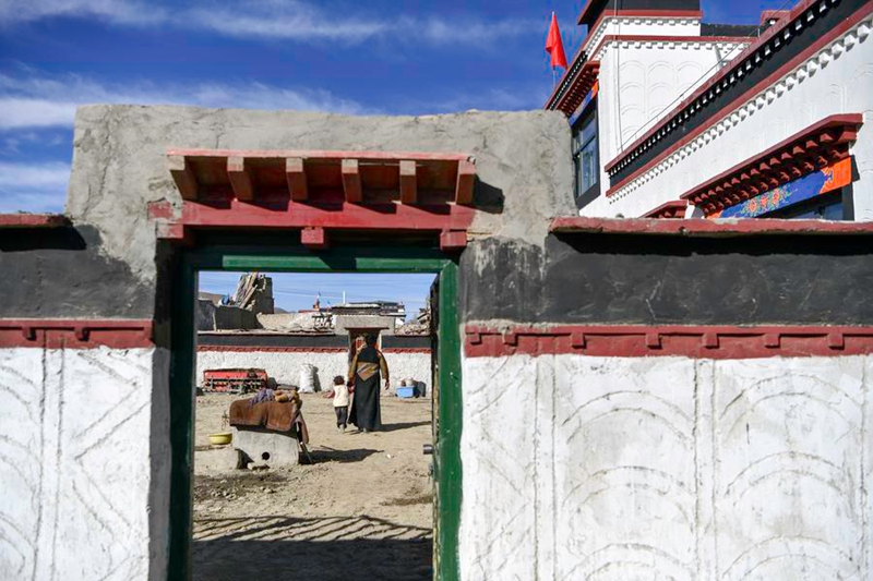 Picha hii iliyopigwa Novemba 20, 2025 ikionyesha wanakijiji wakiwa kwenye nyumba yao katika Kijiji cha Duoma cha Wilaya ya Lnaze ya Mji wa Xigaze, Mkoa Unaojiendesha wa Xizang, kusini magharibi mwa China. (Xinhua/Ding Hongfa)