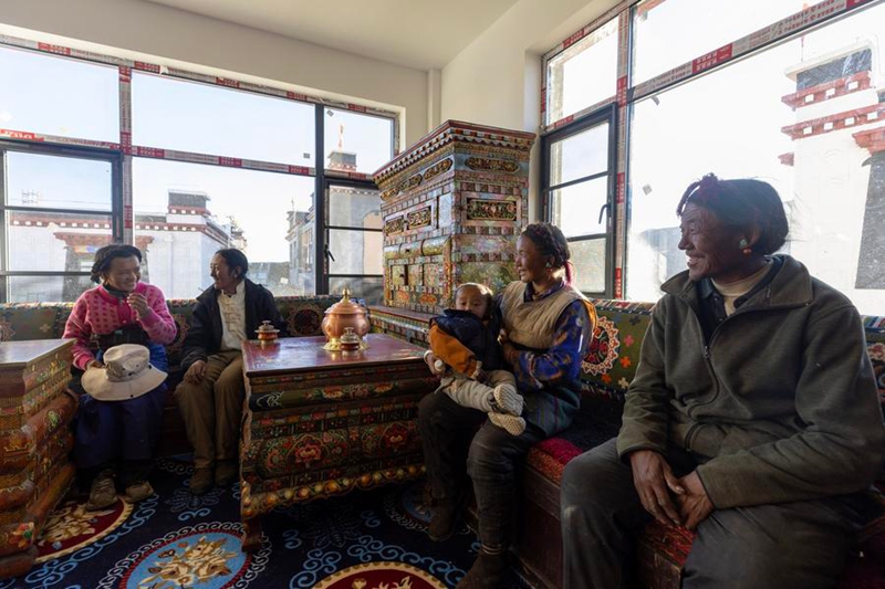 Mwanakijiji (wa pili, kushoto) akiwa amekaribisha majirani kwenye nyumba yake mpya katika Kijiji cha Gyabug cha Wilaya ya Dingri ya Mji wa Xigaze, Mkoa Unaojiendesha wa Xizang, kusini magharibi mwa China, Oktoba 24, 2025. (Xinhua/Jiang Fan)