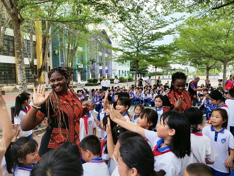 Timu ya Huduma za Kujitolea ya Vipaji vya Kimataifa ya Haikou ikitoa darasa la lugha ya Kiingereza. (Picha na Kituo cha Nyumba ya Vipaji vya Kimataifa ya Haikou)