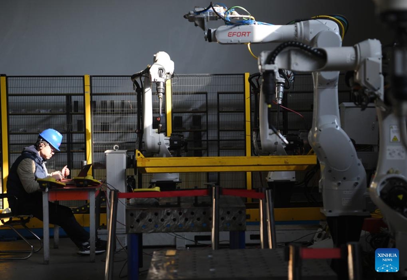 Fundi akirekebisha roboti ya kisasa ya viwandani kwenye Kampuni ya Roboti za AI ya Efort mjini Wuhu, Mkoa wa Anhui, mashariki mwa China, Novemba 21, 2025. (Xinhua/Liu Junxi)