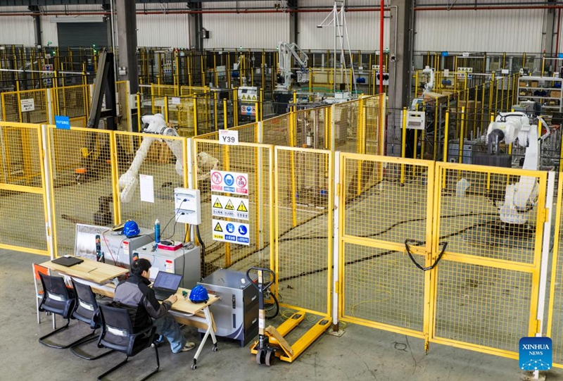 Picha iliyopigwa Novemba 21, 2025 ikionyesha fundi akirekebisha roboti ya viwandani kwenye karakana ya kufanya majaribio ya Kampuni ya Roboti za AI ya Efort mjini Wuhu, Mkoa wa Anhui, mashariki mwa China (Picha na Zheng Xianlie/Xinhua)