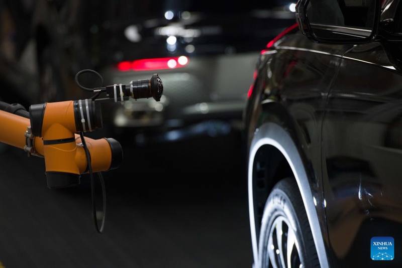 Roboti ya kupima ubora inayotumia teknolojia ya AI ikifanya kazi kwenye kiwanda cha teknolojia za kisasa cha Kampuni ya Kuunda Magari ya Chery ya China mjini Wuhu, Mkoa wa Anhui, mashariki mwa China, Septemba 12, 2024. (Xinhua/Zhang Rui)