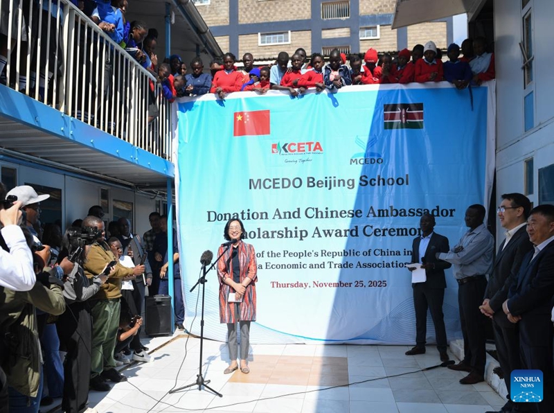 Balozi wa China nchini Kenya Guo Haiyan akizungumza kwenye hafla ya kutoa ufadhili iliyofanyika katika Shule ya MCEDO Beijing jijini Nairobi, Kenya, Novemba 25, 2025. (Xinhua/Li Yahui)