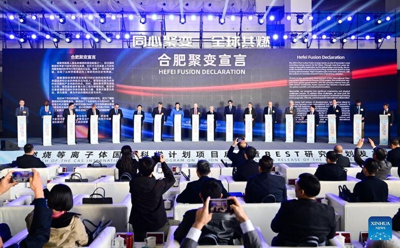 Wanasayansi wa muunganiko wa nishati kutoka nchi zaidi ya 10 wakisaini Azimio la Fusion la Hefei kwenye uzinduzi wa Mradi wa Kimataifa wa Sayansi wa CAS kuhusu Plasma inayowaka na kutolewa kwa Mpango wa Utafiti wa BEST mjini Hefei, Mkoani Anhui, mashariki mwa China, Novemba 24, 2025. (Xinhua/Zhou Mu)