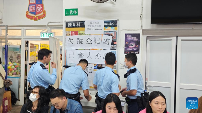 Maofisa wa Polisi wakifanya kazi katika dawati la utoaji msaada la idara mbalimbali baada ya moto kuzuka kwenye sehemu moja ya majengo ya wakazi katika eneo la Tai Po, Hong Kong, kusini mwa China, Novemba 26, 2025. (Xinhua/Chen Duo)