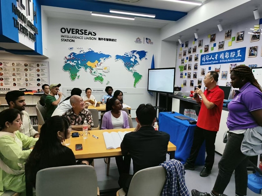 Darasa la kipindi cha tano la ujasiliamali kwa vipaji vya kimataifa likifanywa na Kituo cha Nyumba ya Vipaji vya Kimataifa ya Haikou, Juni, 2025. (Picha na Kituo cha Nyumba ya Vipaji vya Kimataifa ya Haikou)