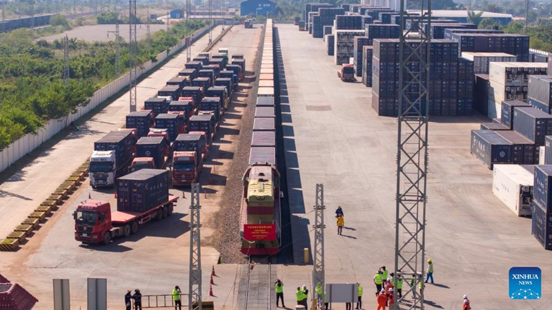 Treni ya kwanza ya Laos yafanya usafirishaji wa wanga wa muhogo kuelekea kuuzwa China