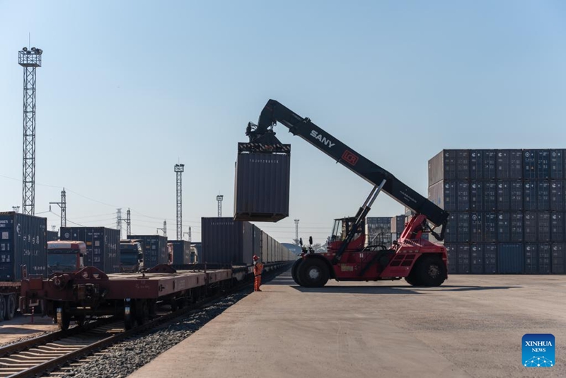 Treni ya kwanza ya Laos yafanya usafirishaji wa wanga wa muhogo kuelekea kuuzwa China