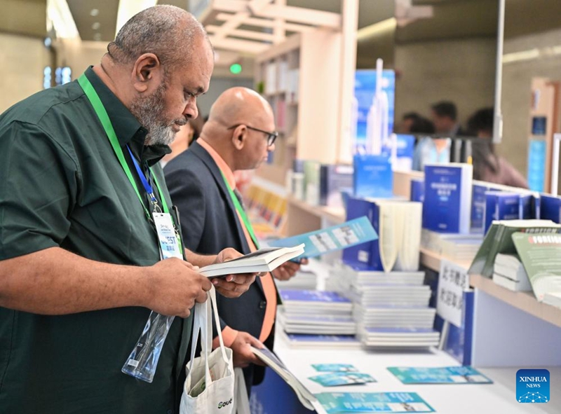 Wahudhuriaji wakisoma vitabu kwenye Mkutano wa Kuifahamu China 2025 mjini Guangzhou, Mkoani Guangdong, kusini mwa China, Desemba 1, 2025. (Xinhua/Xiao Ennan)