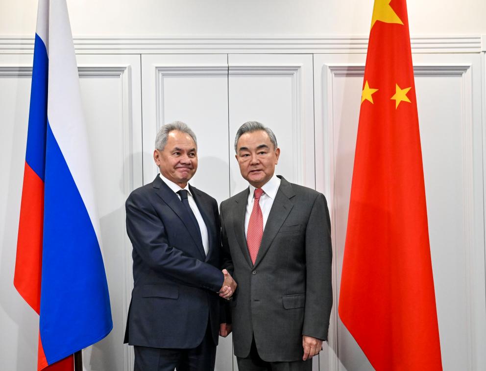 Wang Yi, Mjumbe wa Ofisi ya Siasa ya Kamati Kuu ya Chama cha Kikomunisti cha China na Mkurugenzi wa Ofisi ya Mambo ya Nje ya Kamati Kuu ya CPC, na Sergei Shoigu, Katibu wa Baraza la Usalama la Russia, wakiongoza kwa pamoja duru ya 20 ya mashauriano ya usalama wa kimkakati kati ya China na Russia mjini Moscow, Russia, Desemba 2, 2025. (Xinhua/Hao Jianwei)