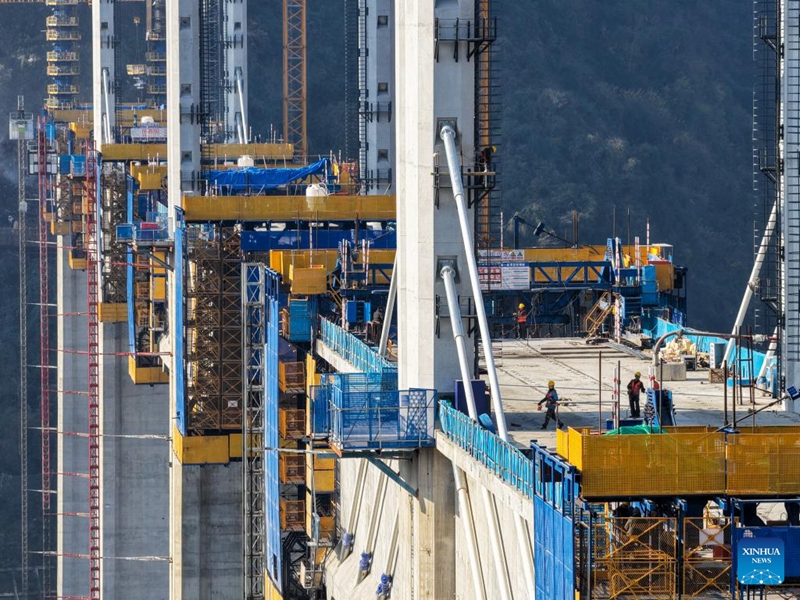 Daraja Kubwa la Renhe kando ya njia ya reli ya mwendokasi ya Xi'an-Chongqing Kusini-Magharibi mwa China laendelea kujengwa