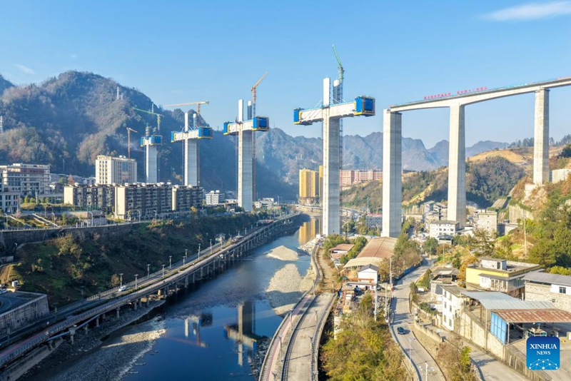 Daraja Kubwa la Renhe kando ya njia ya reli ya mwendokasi ya Xi'an-Chongqing Kusini-Magharibi mwa China laendelea kujengwa