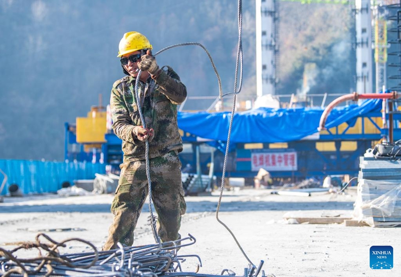 Daraja Kubwa la Renhe kando ya njia ya reli ya mwendokasi ya Xi'an-Chongqing Kusini-Magharibi mwa China laendelea kujengwa