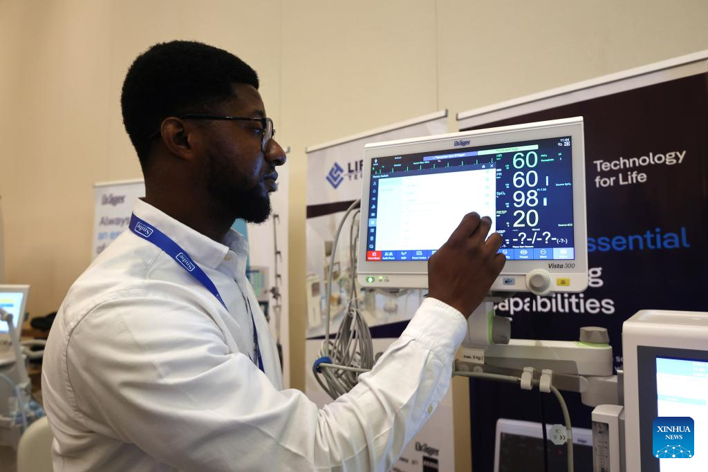 Mwonyeshaji bidhaa akitazama mashine ya kufuatilia wagonjwa kwenye Mkutano wa Viongozi wa Afrika wa Maonyesho ya Afya Duniani mjini Accra, Ghana, Desemba 9, 2025. (Picha na Seth/Xinhua)