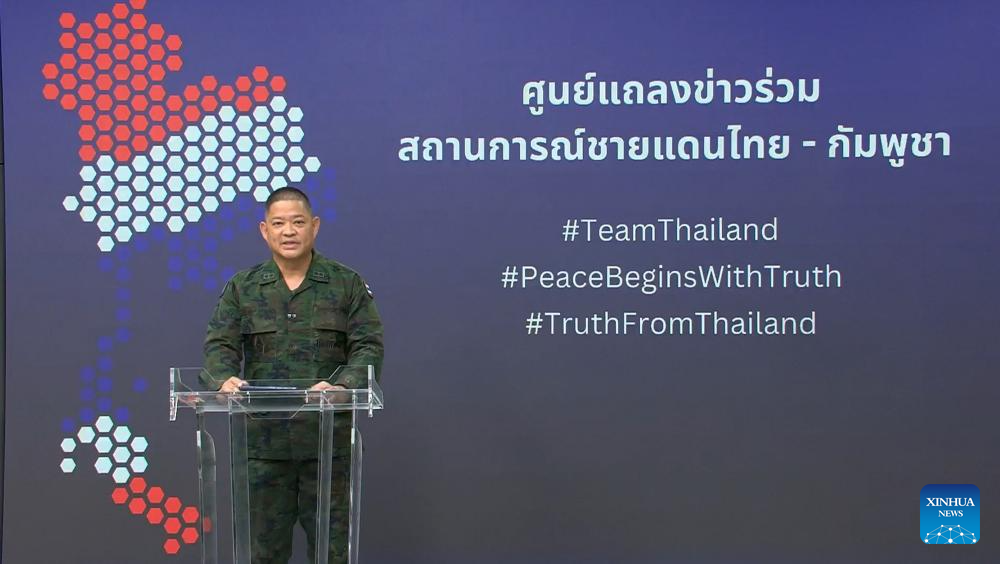 Picha hii iliyochukua kutoka video inaonyesha msemaji wa Wizara ya Ulinzi ya Thailand, Surasant Kongsiri, akizungumza kwenye mkutano na waandishi wa habari mjini Bangkok, Thailand, Desemba 10, 2025. (Xinhua)
