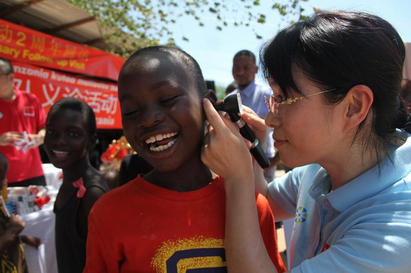 Daktari wa timu ya madaktari wa China akitoa huduma za kliniki bila malipo kwenye kituo cha watoto yatima jijini Dar es Salaam, Tanzania, mo Desemba 13, 2025. (Xinhua/Emmanuel Herman)