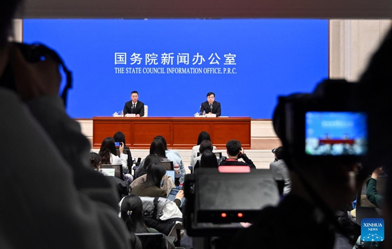 Fu Linghui (kulia), Msemaji na Mchumi Mkuu wa Idara ya Taifa ya Takwimu ya China (NBS) na Mkurugenzi Mkuu wa Ofisi ya Takwimu Jumuishi ya NBS, akihudhuria mkutano na waandishi wa habari ulioandaliwa na Ofisi ya Habari ya Baraza la Serikali la China (SCIO) kuhusu hali ya uchumi wa China katika Novemba 2025, mjini Beijing, mji mkuu wa China, Desemba 15, 2025. (Xinhua/Chen Yehua)