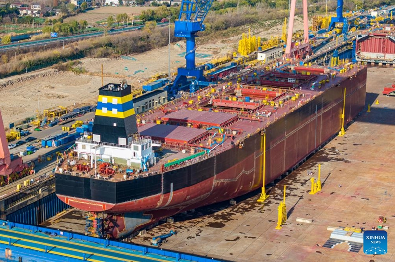 Picha iliyopigwa Desemba 14, 2025 ikionyesha kituo cha uzalishaji cha kampuni ya viwanda vizito vya usafirishaji wa habarini kwenye eneo la maendeleo ya viwanda vya teknolojia ya hali ya juu la Jiangdu katika Mkoa wa Jiangsu, mashariki mwa China. (Picha na Ren Fei/Xinhua)