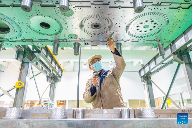 Mfanyakazi akitengeneza kalibu kwenye karakana ya kampuni ya kalibu katika Tarafa ya Xingren katika mji wa Nantong, Mkoa wa Jiangsu, mashariki mwa China, Desemba 15, 2025. (Picha na Zhai Huiyong/Xinhua)