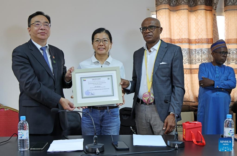 Balozi wa China nchini Comoro Huang Zheng (wa kwanza kushoto) na Waziri wa Afya na Ulinzi wa Jamii wa Comoro Ahamadi Sidi Nahouda (wa pili kulia) kwa pamoja wakimkabidhi cheti cha heshima mjumbe wa timu ya 16 ya madaktari wa China nchini Comoro, Desemba 15, 2025. (Timu ya 17 ya Madaktari wa China nchini Comoro/kupitia Xinhua)