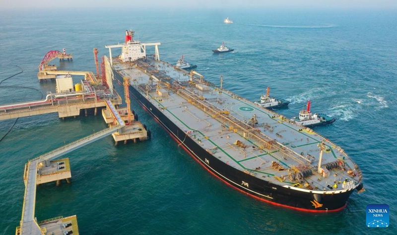 Picha ikionyesha meli ya kigeni iliyobeba malighafi za petroli na kemikali ikitia nanga kwenye Bandari ya Yangpu mjini Danzhou, Mkoa wa Hainan, kusini mwa China, Desemba 18, 2025. (Xinhua/Guo Cheng)