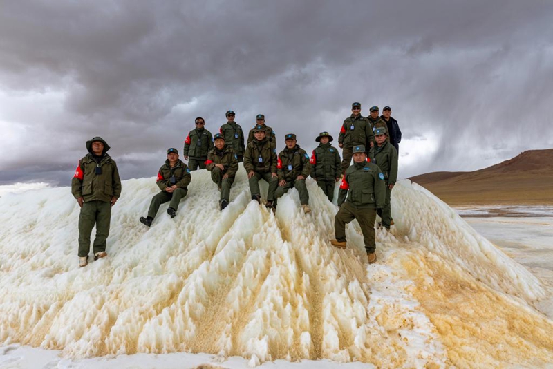 Alikimbia kwa kasi kumwokoa mtoto swala wa Tibet aliyeanguka majini