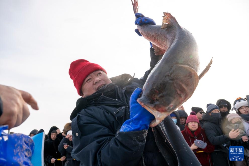 Maelfu ya samaki wakirukaruka, watu wapata uzoefu wa uvuvi wa majira ya baridi katika ziwa la mpaka wa China na Russia